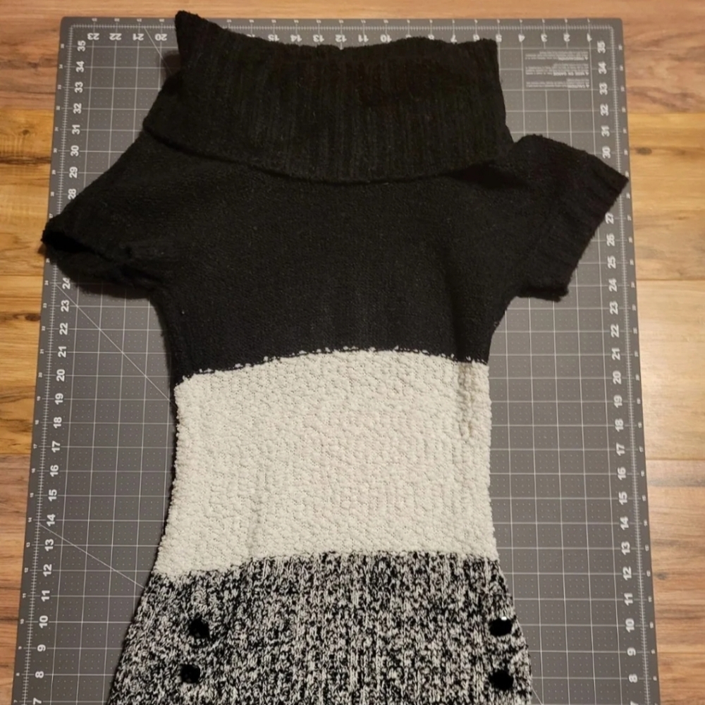 Womens turtle neck Sweater S
Hardly worn